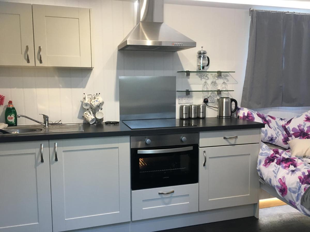 Tides Reach, Deluxe Shepherds Hut 1, 100M From The Beach Saint Merryn Exterior foto
